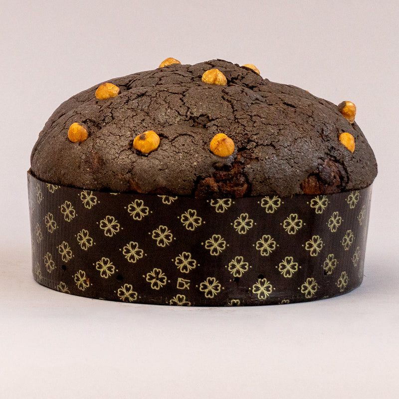 Panettone noir au glaçage au caramel et aux noisettes