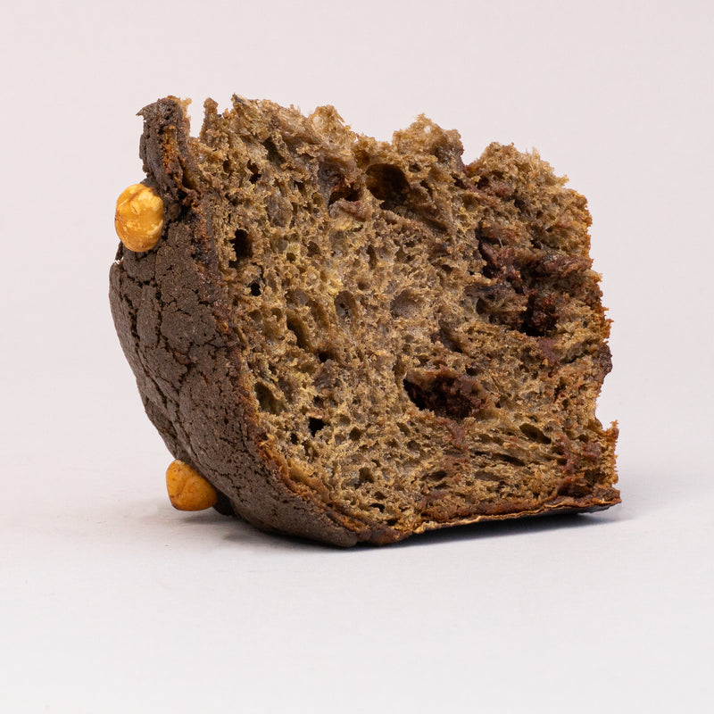 Panettone noir au glaçage au caramel et aux noisettes