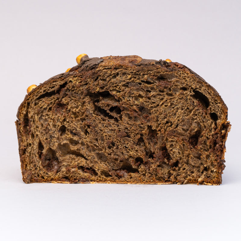 Panettone noir au glaçage au caramel et aux noisettes