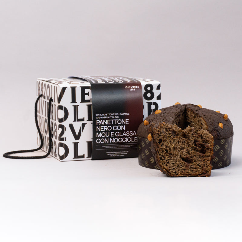 Panettone noir au glaçage au caramel et aux noisettes